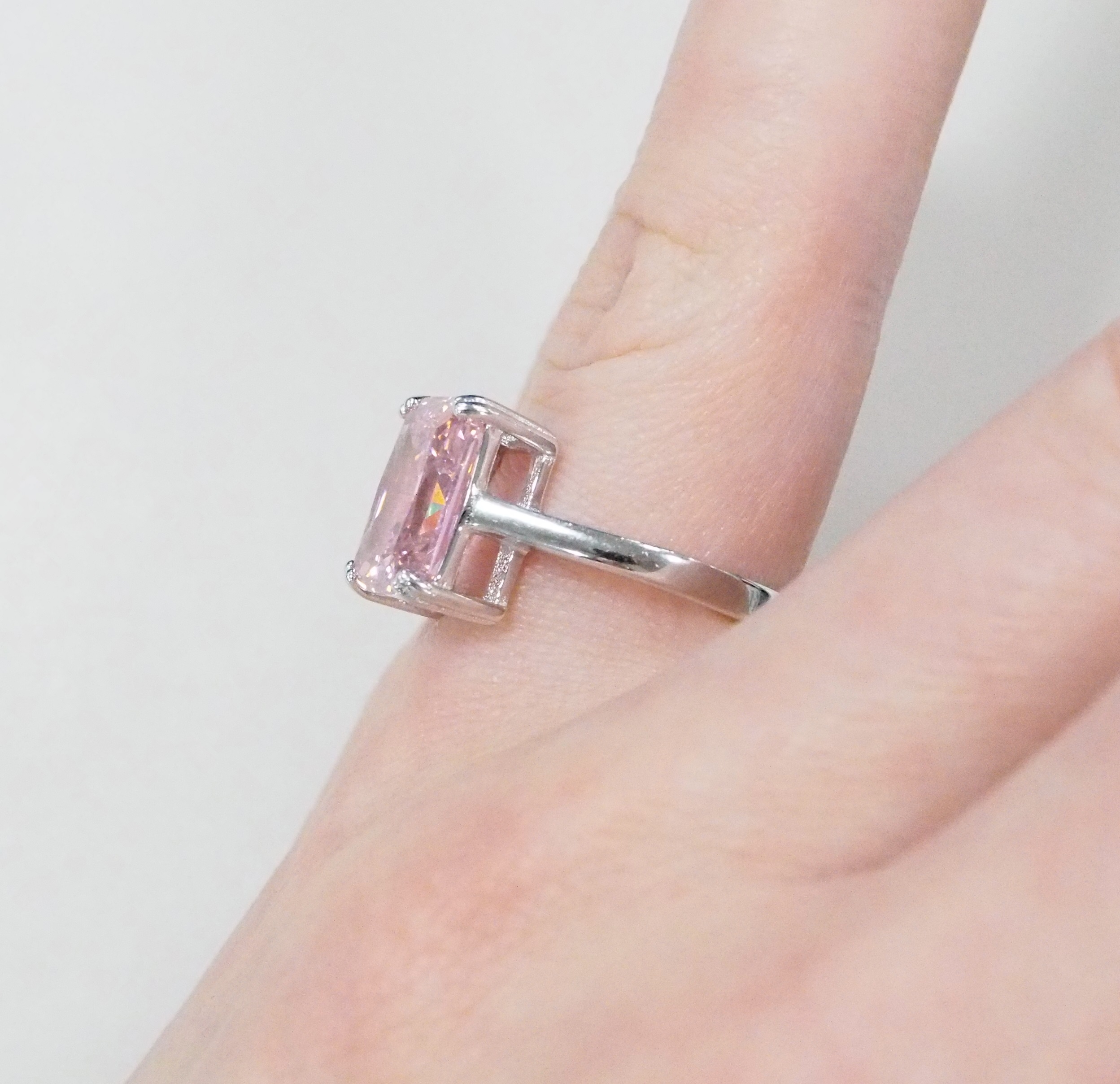 Серебряное кольцо 925 пробы; вставки 1 Куб. Цирконий розовый. 8ct;